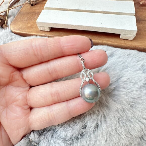 Grey Pearl Pendant on Silver Chain Necklace - Picture 6 of 6